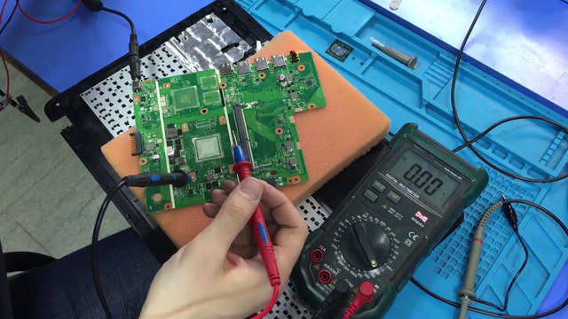 Клиент сильно залил современный asus vivobook x540b и не достал акб. есть ли шанс на успех